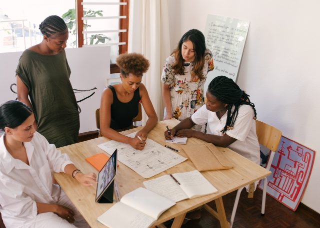 5 PEOPLE COMMUNICATING AMONG THEMSELVES IN A MEETING